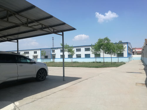 德州健之源地處魯西北平原，毗鄰黃河故道森林公園，生產(chǎn)條件環(huán)境優(yōu)越，擁有現(xiàn)代化的廠房，標準化的生產(chǎn)車間，公司擁有三證：SC食品生產(chǎn)許可證、GMP證、食品出口生產(chǎn)企業(yè)證書，生產(chǎn)過程中采用ISO22000管理體系進行科學管理，并擁有近十年的生產(chǎn)加工經(jīng)驗，產(chǎn)品口感、湯色、功效等各項指標均能達到客戶滿意，生產(chǎn)采用全自動帶線帶牌袋泡茶包裝機生產(chǎn)線，有全套的粉碎和超微粉碎、分篩、烘干、滅菌、制粒、制袋等設備，科學的生產(chǎn)工藝和嚴格規(guī)范的滅菌殺毒技術(shù)。